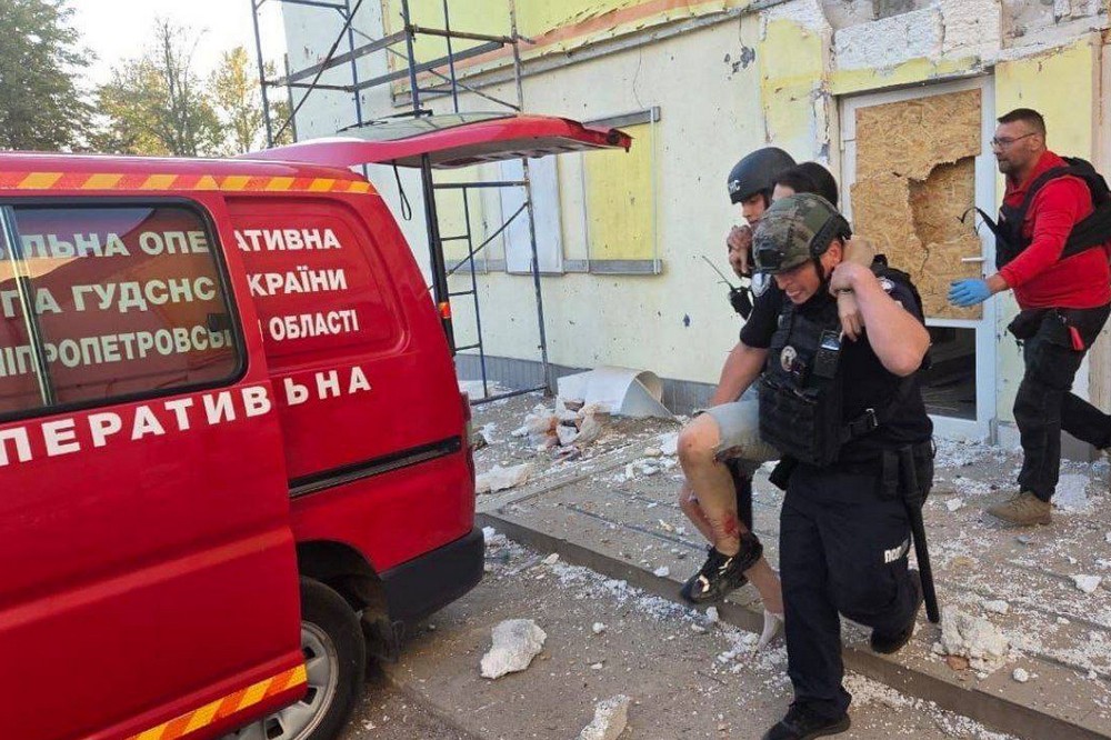 У Нікополі внаслідок обстрілу важко поранене молоде подружжя: потрібна допомога