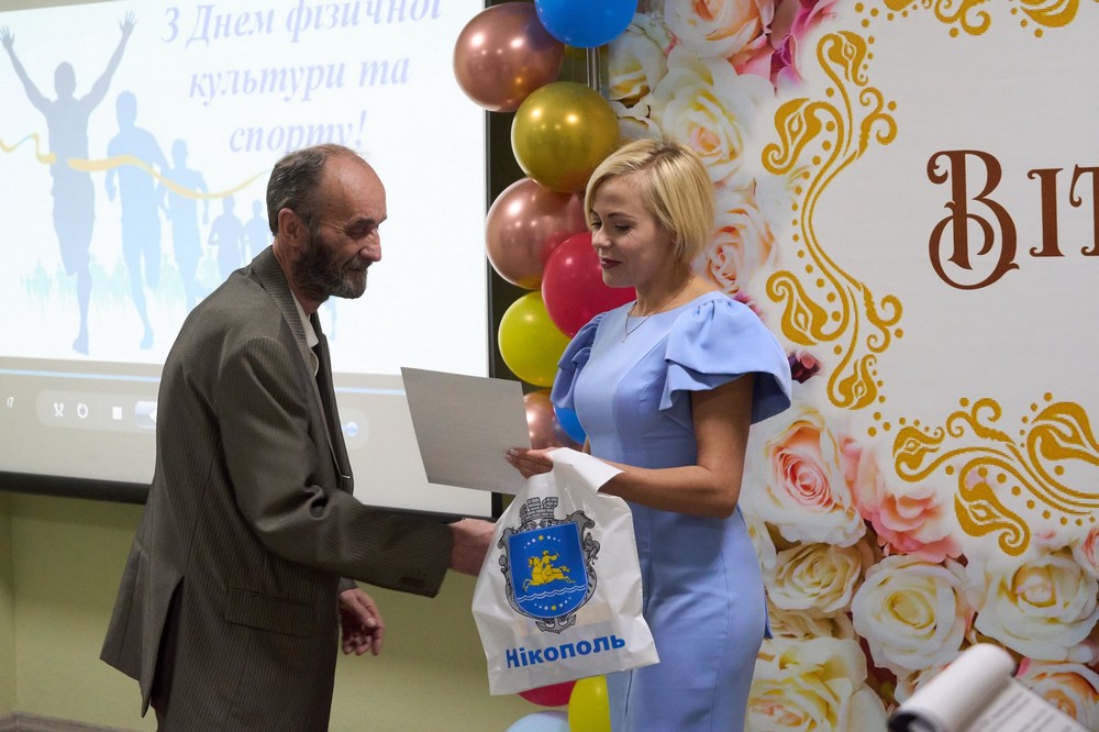  У Нікополі сьогодні спортсменів і тренерів привітали з професійним святом (фото) 11
