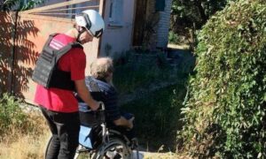 У Нікополі сьогодні волонтери допомогли чоловіку відвідати лікаря