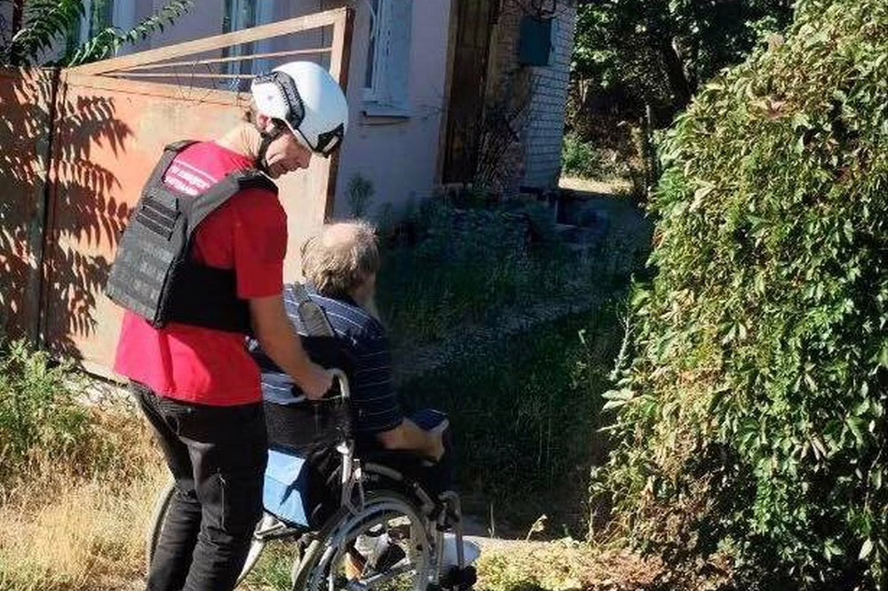 У Нікополі сьогодні волонтери допомогли чоловіку відвідати лікаря