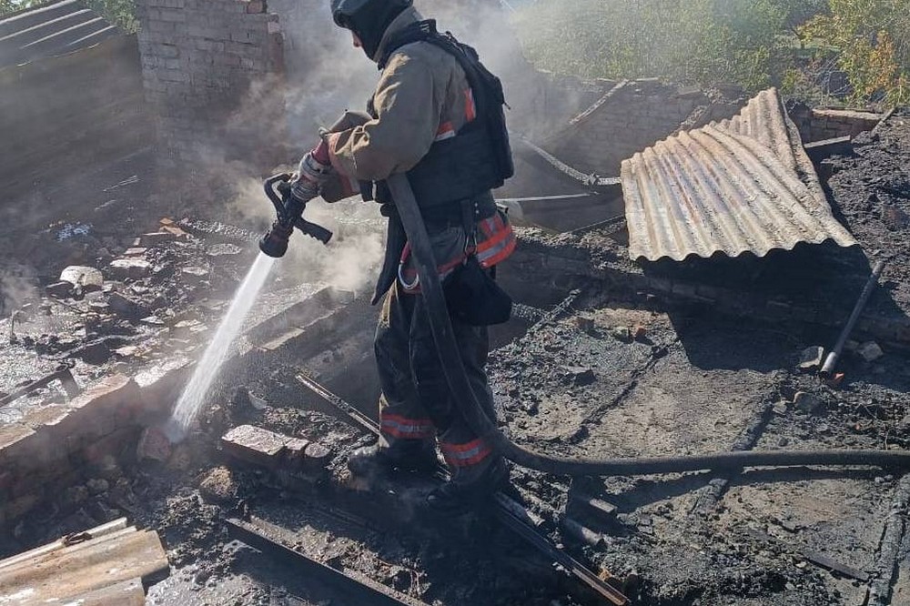 У Нікополі троє поранених, сталася пожежа, є руйнування, під ударом ворога були також район і Синельниківщина (фото) 4