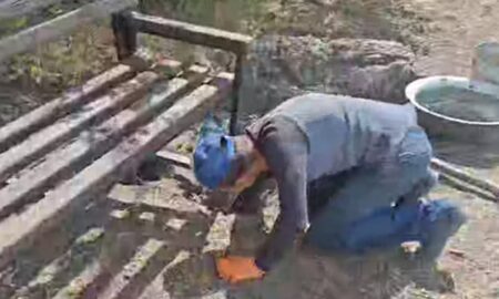 У Нікополі триває облаштування волейбольного майданчика (відео)
