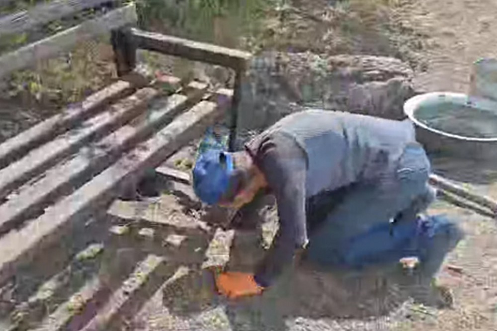 У Нікополі триває облаштування волейбольного майданчика (відео)