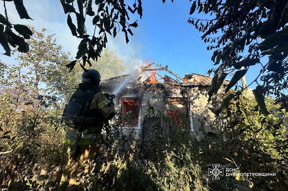 Вбита і троє поранених у Нікополі, в трьох громадах району сталися пожежі - ДСНС про наслідки ворожих обстрілів сьогодні (фото) 1 Вбита і троє поранених у Нікополі 3