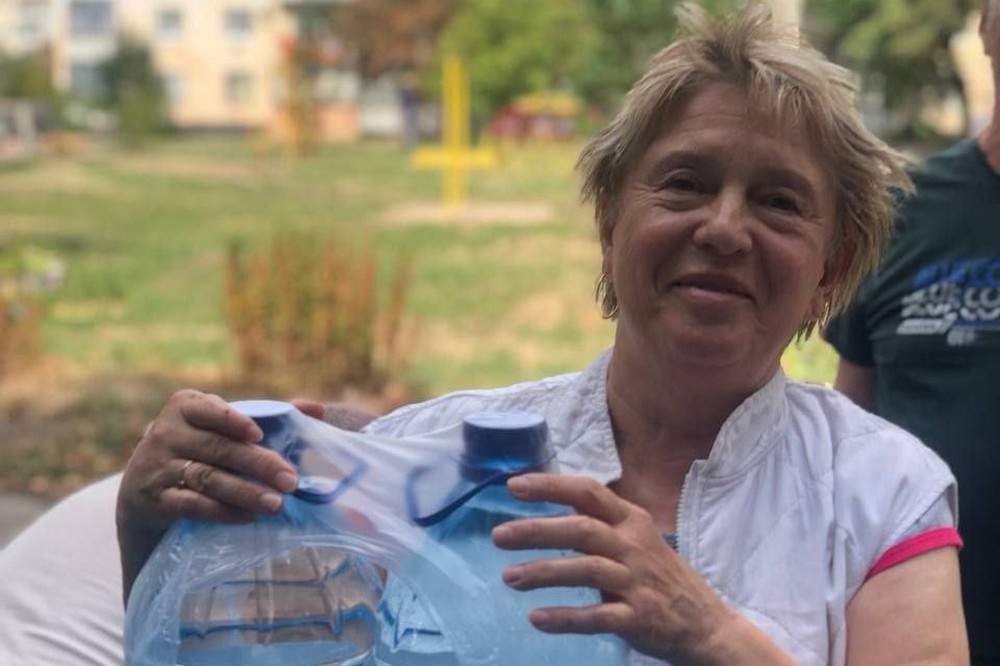 Жителям Марганецької громади видали понад 2800 пляшок питної бутильованої води (фото) 1 Жителям Марганецької громади видали понад 2800 пляшок питної бутильованої води (фото)