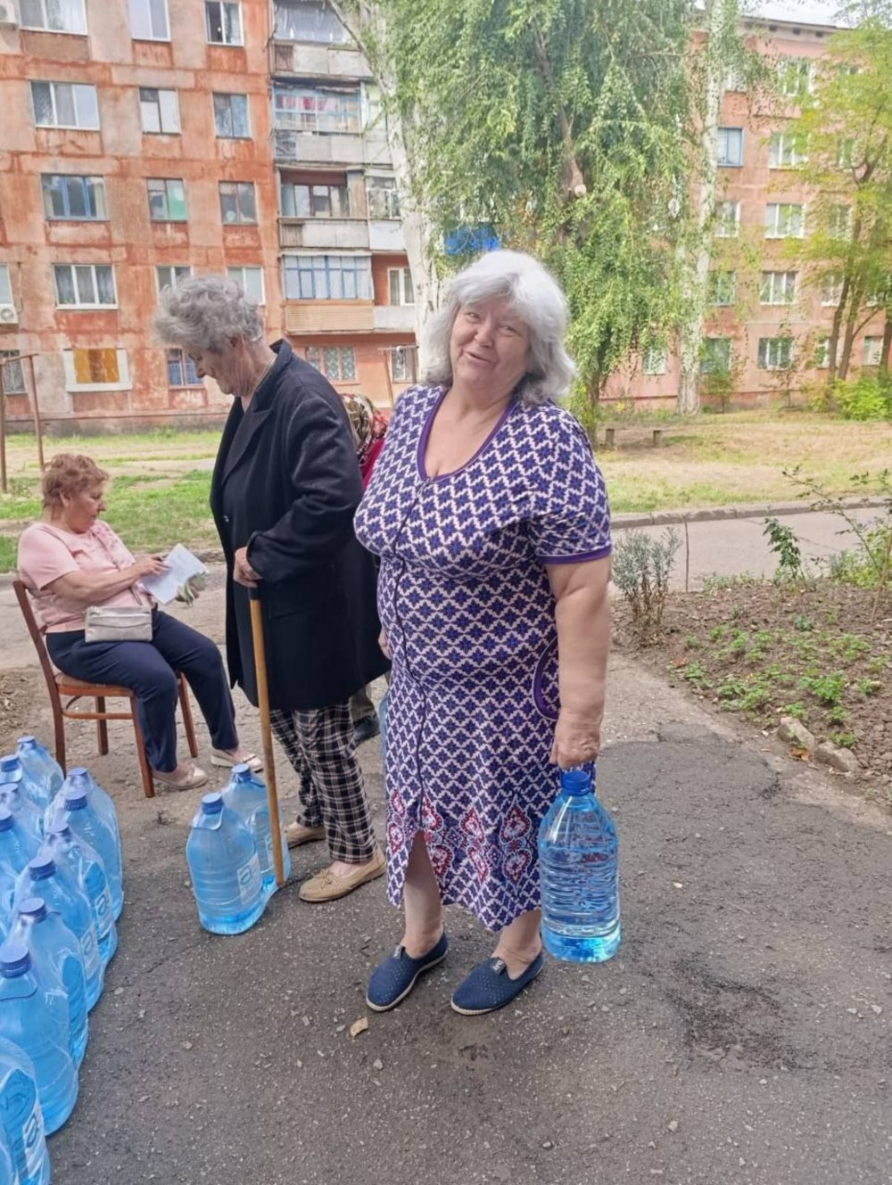  Жителям Марганецької громади видали понад 2800 пляшок питної бутильованої води (фото) 2