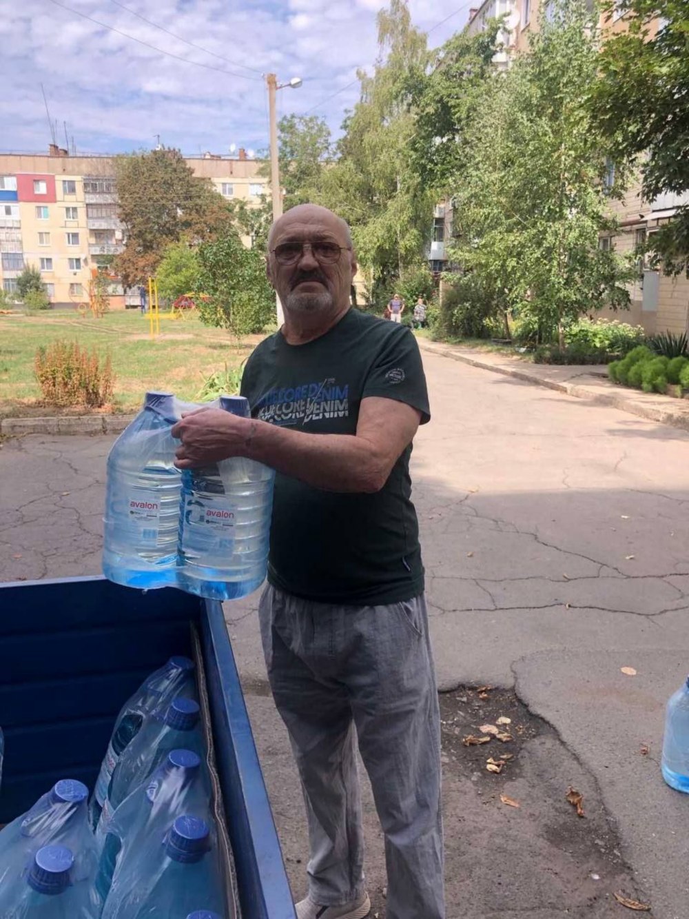  Жителям Марганецької громади видали понад 2800 пляшок питної бутильованої води (фото) 3