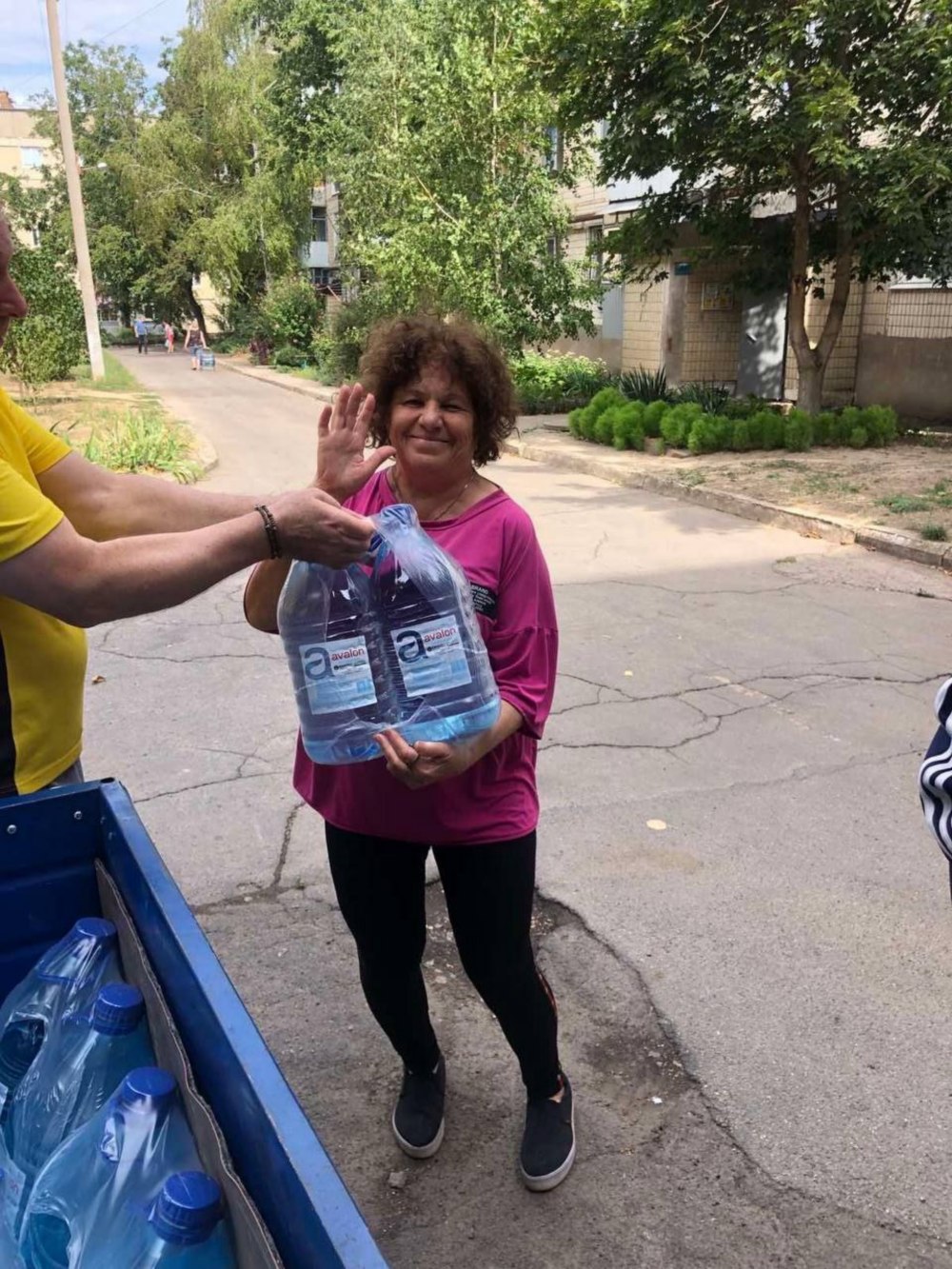  Жителям Марганецької громади видали понад 2800 пляшок питної бутильованої води (фото) 4