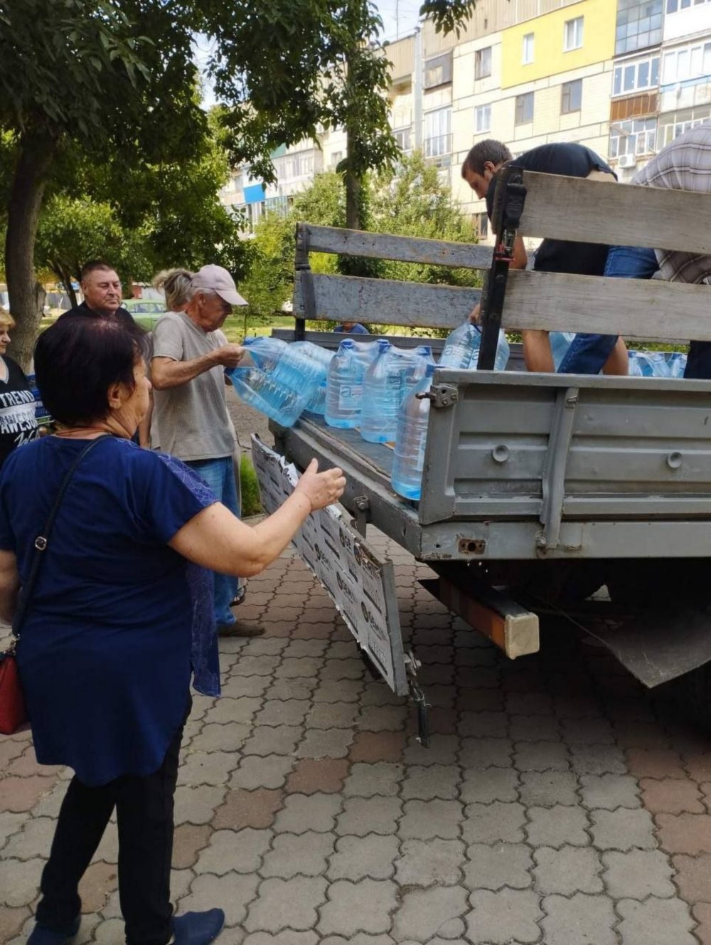  Жителям Марганецької громади видали понад 2800 пляшок питної бутильованої води (фото) 7