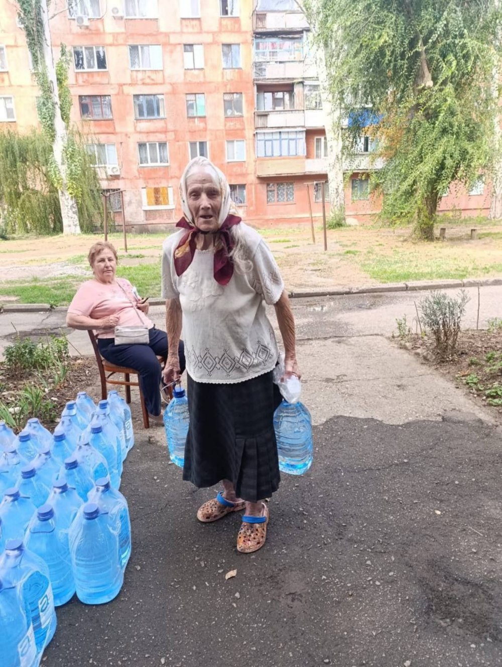  Жителям Марганецької громади видали понад 2800 пляшок питної бутильованої води (фото) 9
