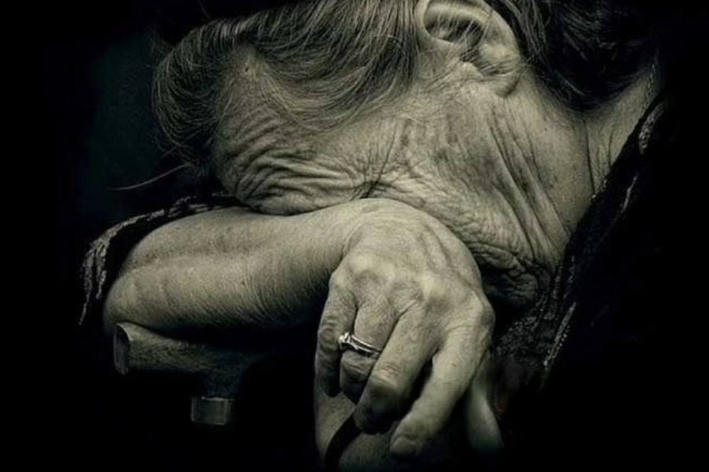 Систематично знущалася над бабусею: 19-річній жительці Дніпропетровщини повідомили про підозру 1 Жительці Дніпропетровщини повідомили про підозру 2