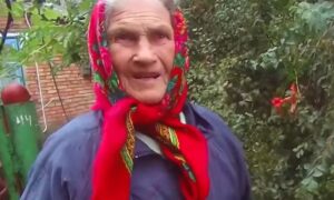 Не виїжджала, бо 3 роки чекала онука з полону: на Нікопольщині «Білі янголи» допомогли евакуюватися літній жінці (відео)