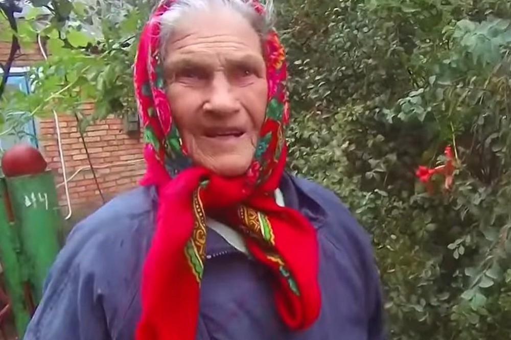 Не виїжджала, бо 3 роки чекала онука з полону: на Нікопольщині «Білі янголи» допомогли евакуюватися літній жінці (відео) 1 Не виїжджала, бо 3 роки чекала онука з полону: на Нікопольщині «Білі янголи» допомогли евакуюватися літній жінці (відео)