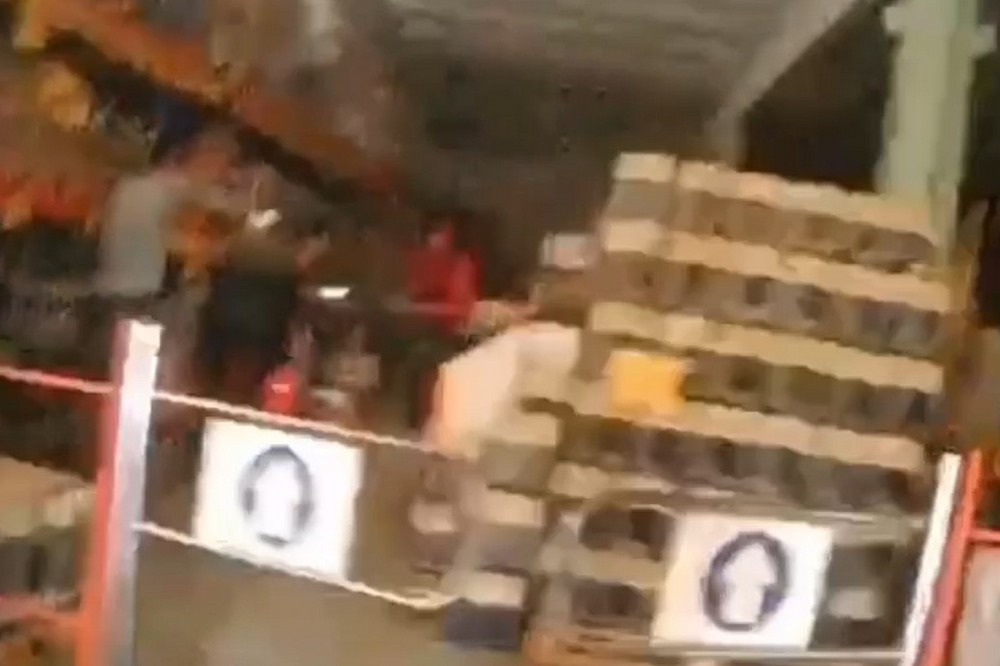 Удар по магазину у Нікополі: з’явилося відео евакуації поранених