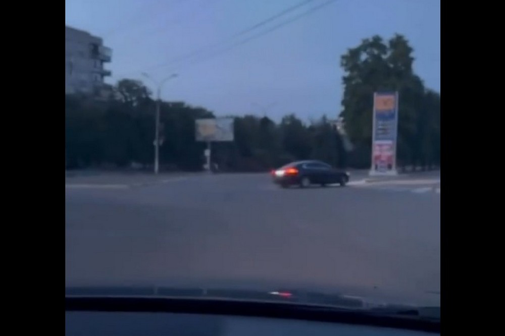 «Щодня влаштовує перегони на проспекті у Нікополі»: з’явилося відео з гонщиком