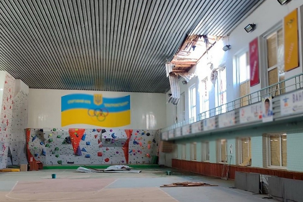 Вгатили по будинках, спортшколі і поранили людей: наслідки обстрілів Нікополя і району, а також Синельниківщини, зафіксували правоохоронці (фото) 1 наслідки обстрілів Нікополя і району, а також Синельниківщин 5