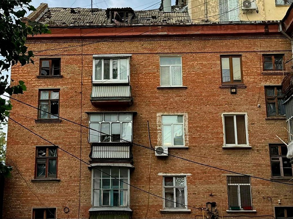 Понівечено адмінбудівлю, п’ятиповерхівку, газогін: ворог атакував Нікопольщину від вечора до ранку (фото)