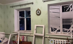 Був на кухні, коли ворог вдарив по будинку: подробиці смертельного обстрілу Нікополя, в районі і області є поранені (фото)