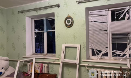 Був на кухні, коли ворог вдарив по будинку: подробиці смертельного обстрілу Нікополя, в районі і області є поранені (фото)