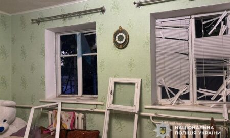 Був на кухні, коли ворог вдарив по будинку: подробиці смертельного обстрілу Нікополя, в районі і області є поранені (фото)