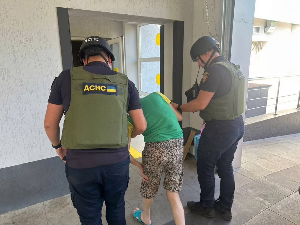 У Нікополі є поранена, побито амбулаторію, коледж, магазин, 13 будинків, також ворог атакував район і поранив 4 людей на Синельниківщині сьогодні (фото)