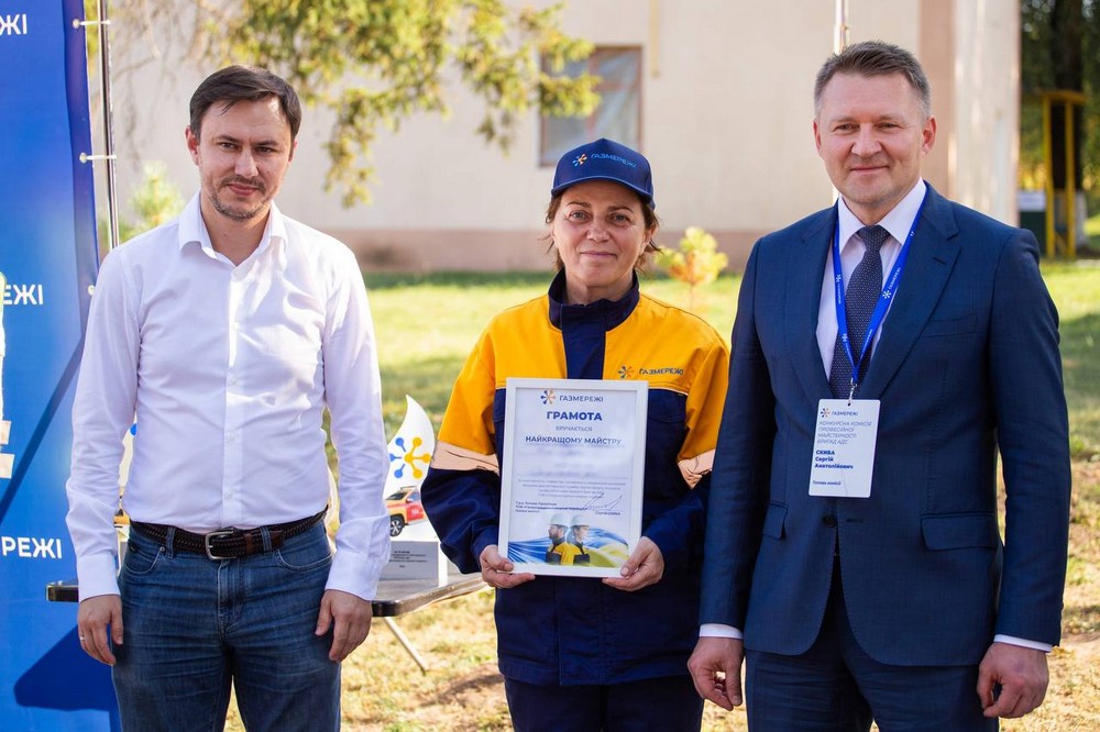 Бригада Дніпропетровської філії «Газмережі» показала неймовірний професіоналізм і довела: навіть у найскладніших умовах вони працюють швидко, злагоджено та безпомилково, - кажуть у компанії

Наголошують, що особлива гордість — Віта Дрібас, яку визнано найкращим майстром АДС України.  

Щодня ці люди роблять неможливе: працюють попри обстріли, втому і небезпеку — щоб у наших домівках був газ. Це варто пам’ятати й цінувати! – зазначають колеги переможців

Газовики Дніпропетровщини вибороли срібло у фіналі Всеукраїнського конкурсу: фото