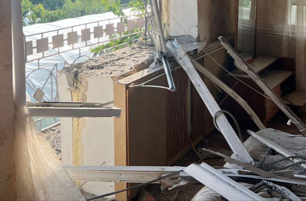 У Нікополі поранено молоду жінку, побиті кафе і будинки, також під ударом були район і Синельниківщина, сталися пожежі (фото)