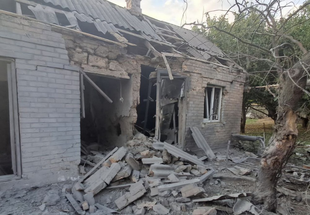 У Нікополі поранено молоду жінку, побиті кафе і будинки, також під ударом були район і Синельниківщина, сталися пожежі (фото)