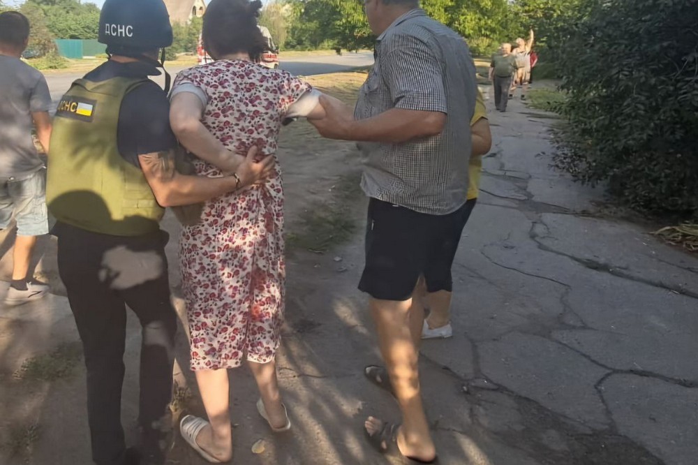 У Нікополі поранено молоду жінку, побиті кафе і будинки, також під ударом були район і Синельниківщина, сталися пожежі (фото)