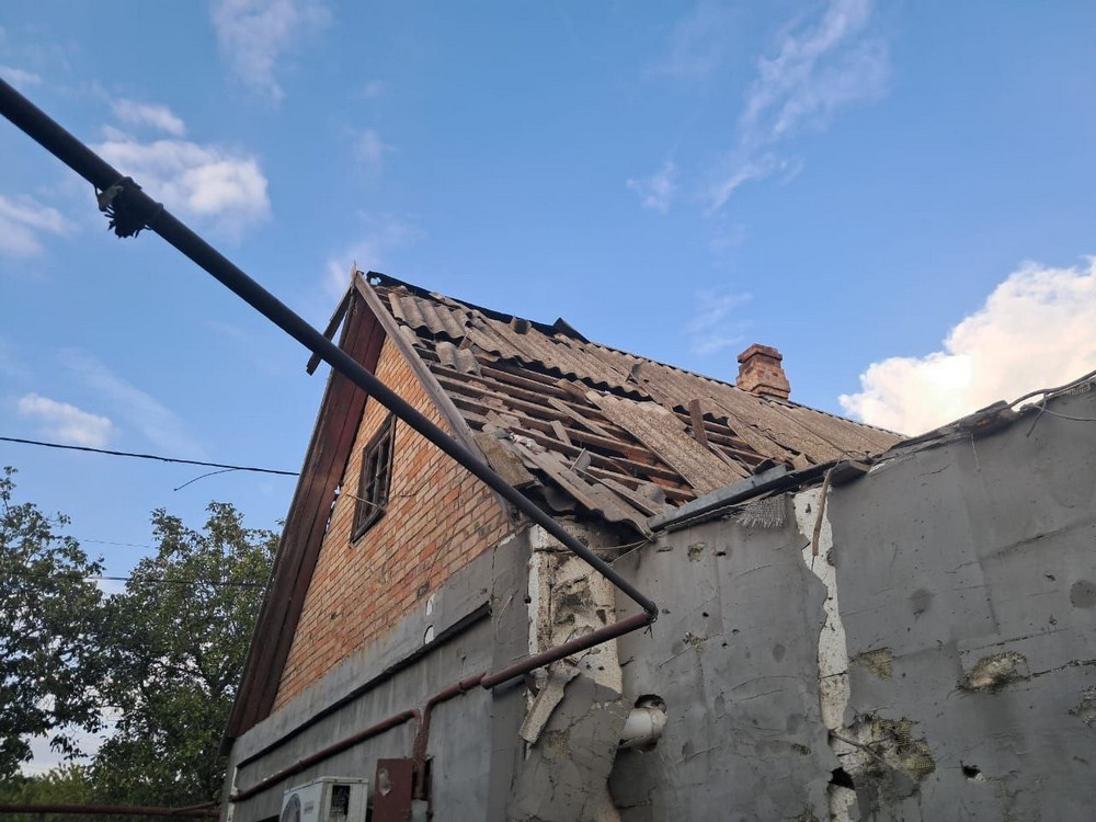 У Нікополі поранено молоду жінку, побиті кафе і будинки, також під ударом були район і Синельниківщина, сталися пожежі (фото)