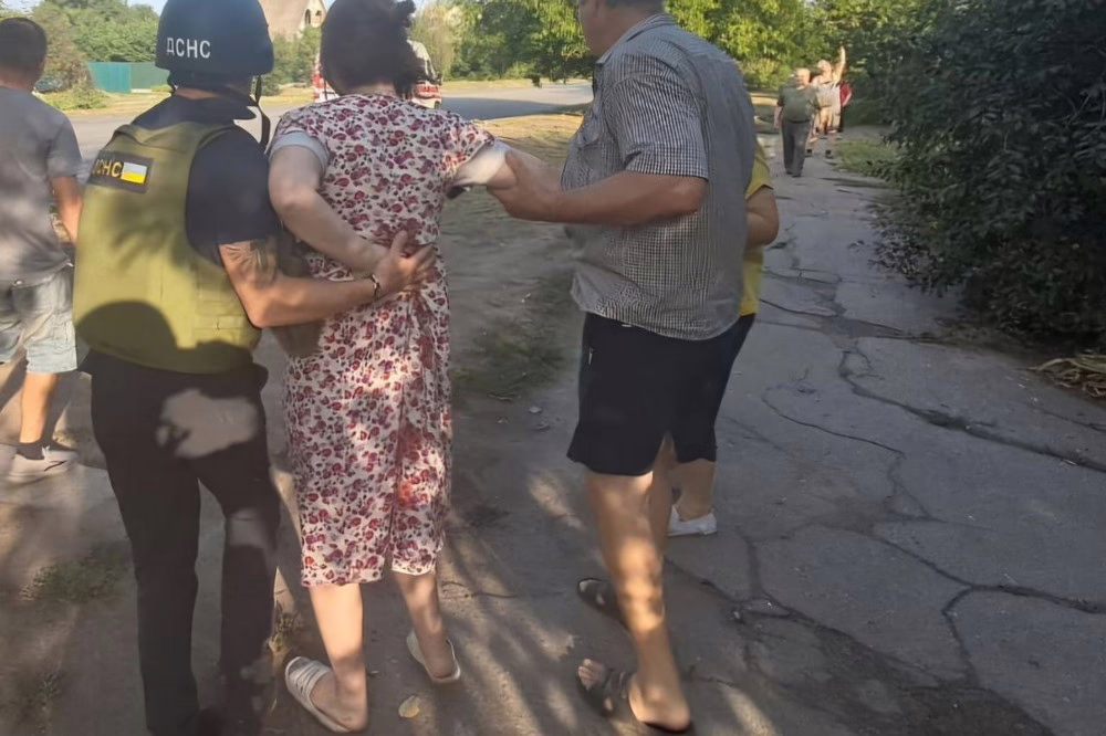 У Нікополі поранено молоду жінку, побиті кафе і будинки, також під ударом були район і Синельниківщина, сталися пожежі (фото)