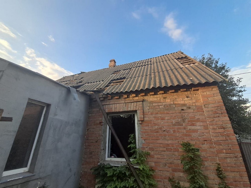 У Нікополі поранено молоду жінку, побиті кафе і будинки, також під ударом були район і Синельниківщина, сталися пожежі (фото)