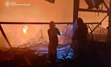 Горіли медзаклад, транспортне підприємство, ліс: ворог масовано атакував Дніпропетровщину вночі (фото)