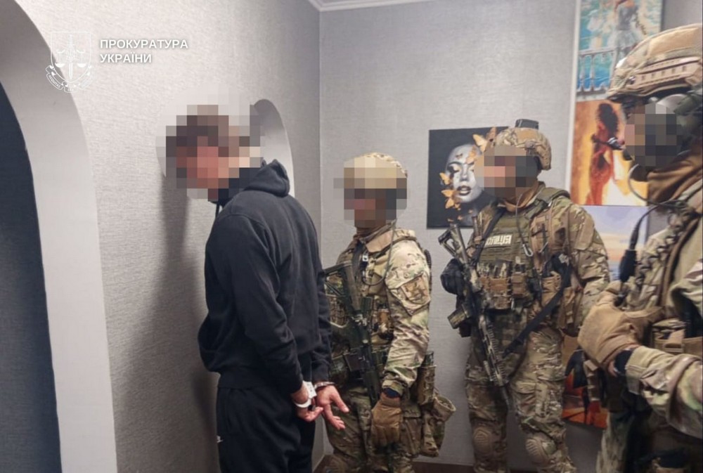 Батько прийшов побачитися з дитиною і застрелив колишню дружину просто на порозі квартири, у присутності малюка. Про моторошне вбивство на Дніпропетровщині розповіли в поліції і прокуратурі.