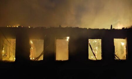 У Нікополі внаслідок обстрілів згорів будинок, під ударом також були район і Синельниківщина, працювала ППО