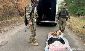 Не міг виїхати з дому через важку травму ноги: «Білі Янголи» на Нікопольщині допомогли евакуювати маломобільного дідуся (фото, відео)