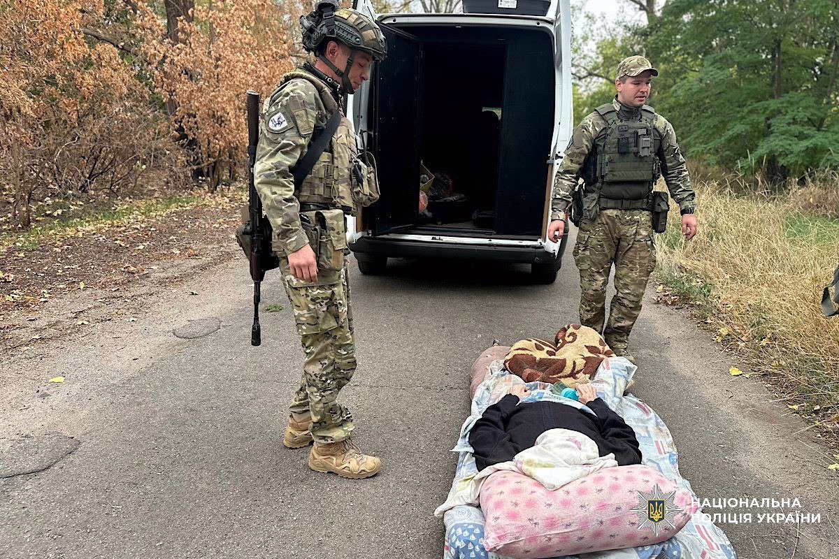 Не міг виїхати з дому через важку травму ноги: «Білі Янголи» на Нікопольщині допомогли евакуювати маломобільного дідуся (фото, відео)