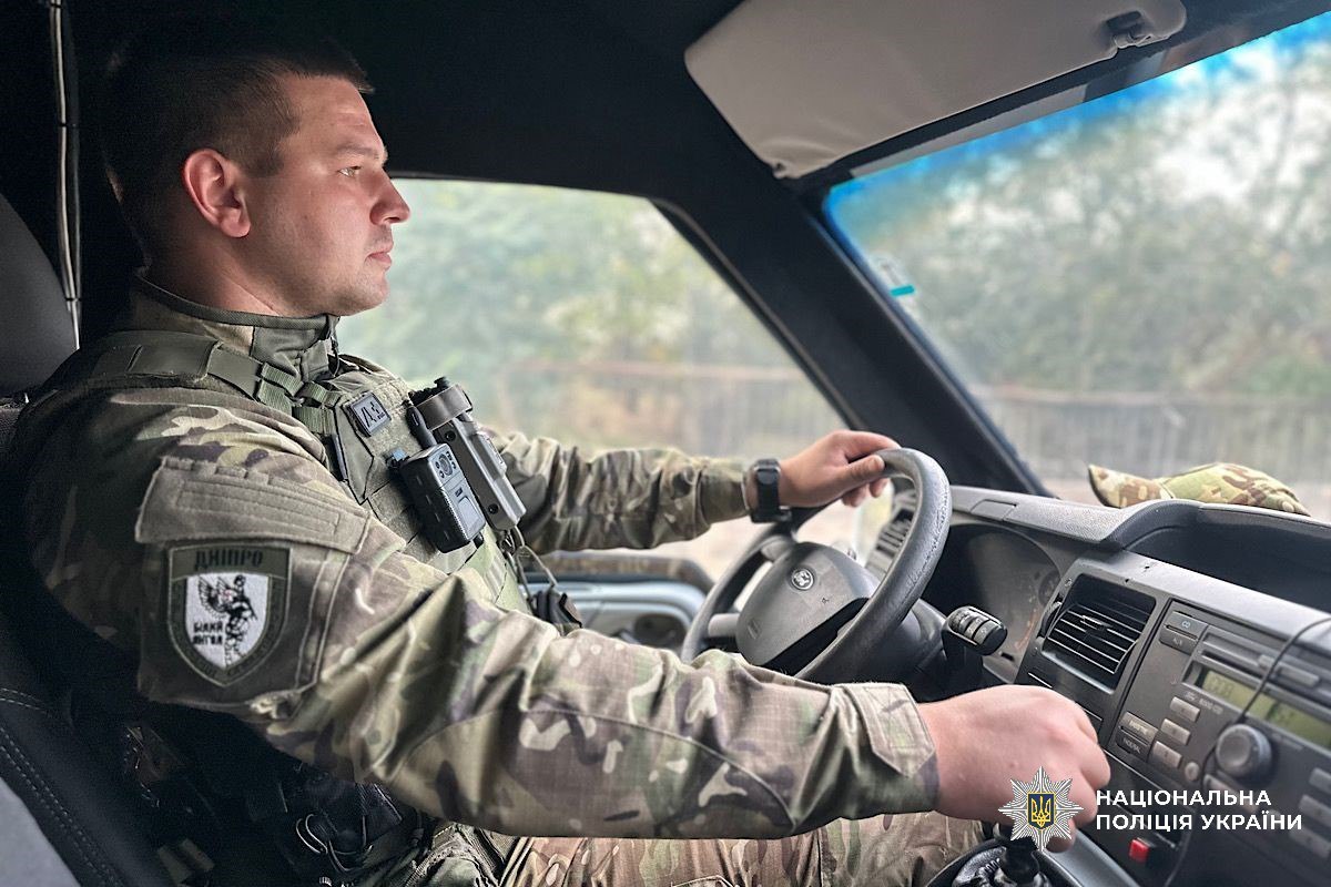 «Білі Янголи» на Нікопольщині допомогли евакуювати маломобільного дідуся