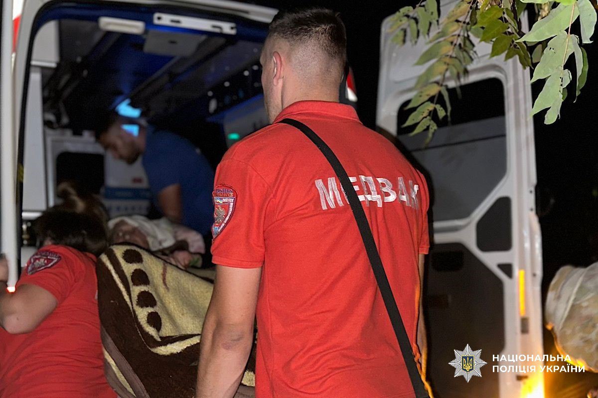 «Білі Янголи» на Нікопольщині допомогли евакуювати маломобільного дідуся