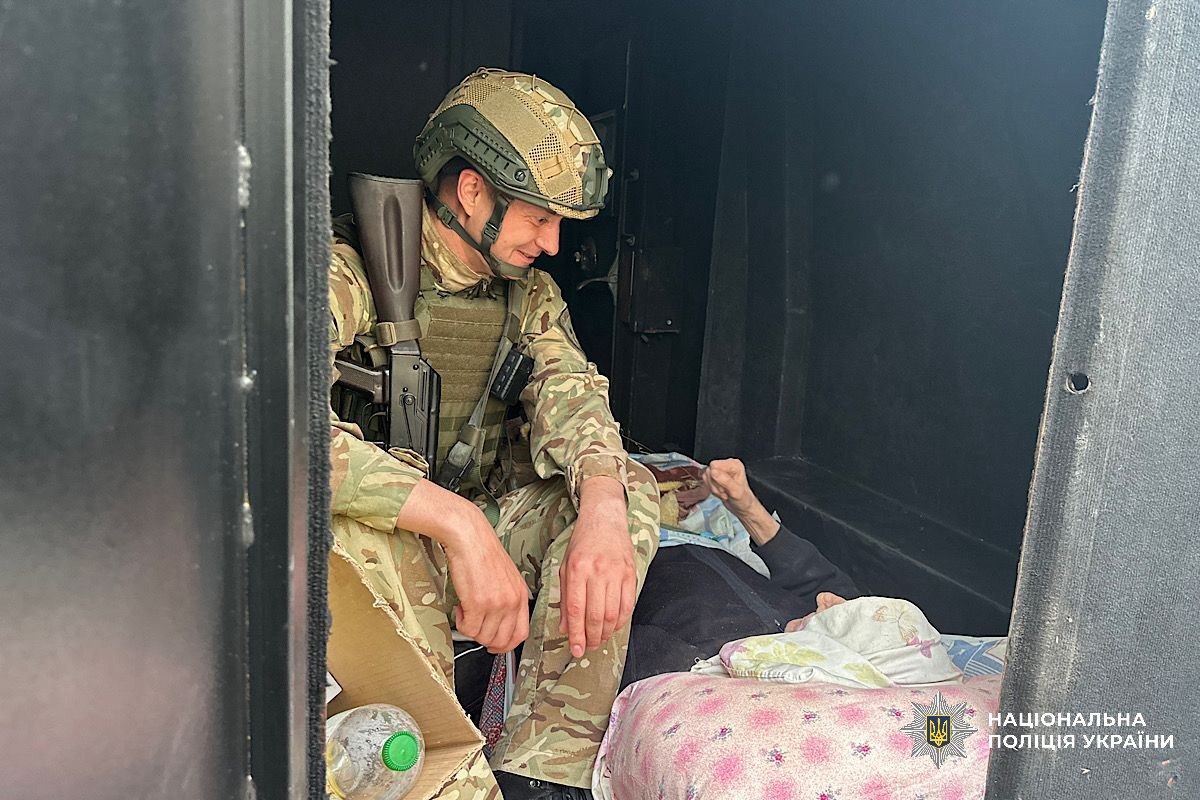 «Білі Янголи» на Нікопольщині допомогли евакуювати маломобільного дідуся