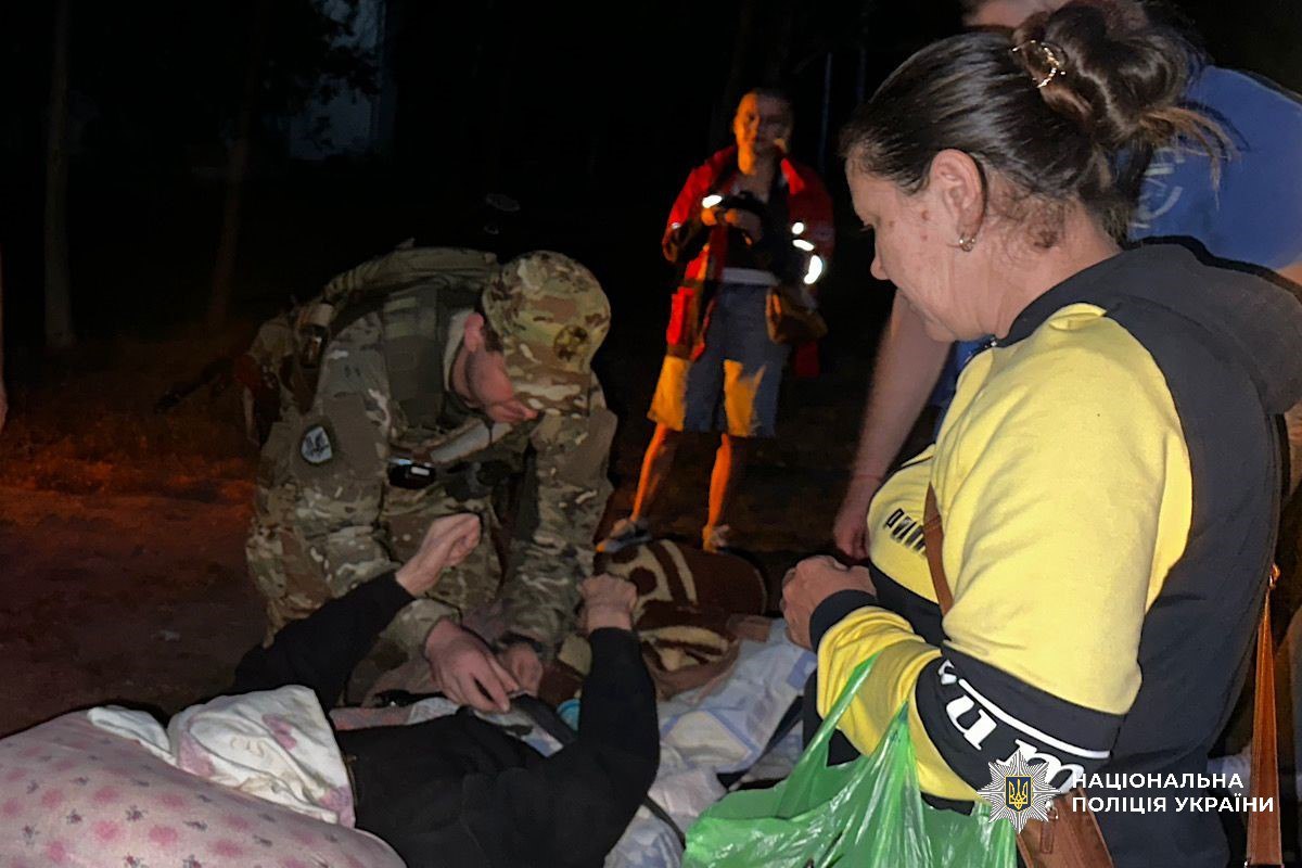 «Білі Янголи» на Нікопольщині допомогли евакуювати маломобільного дідуся