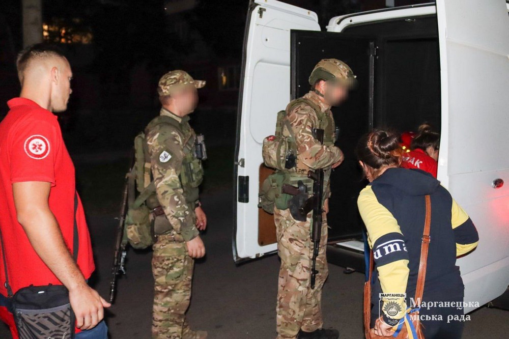 В його будинок неодноразово влучали ворожі снаряди: подробиці евакуації з Марганецької громади хворого дідуся (фото)