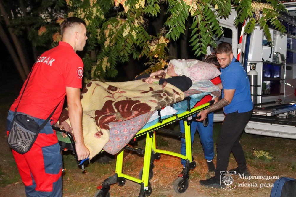 В його будинок неодноразово влучали ворожі снаряди: подробиці евакуації з Марганецької громади хворого дідуся (фото)