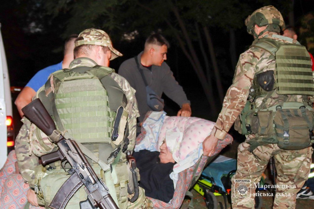 В його будинок неодноразово влучали ворожі снаряди: подробиці евакуації з Марганецької громади хворого дідуся (фото)