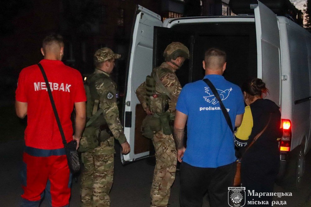 В його будинок неодноразово влучали ворожі снаряди: подробиці евакуації з Марганецької громади хворого дідуся (фото)