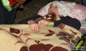 Окупанти розбили будинок хворого дідуся з Марганецької громади: подробиці евакуації (фото)