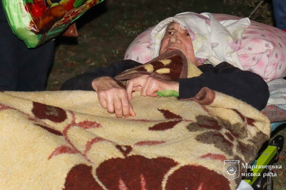 Окупанти розбили будинок хворого дідуся з Марганецької громади: подробиці евакуації (фото)