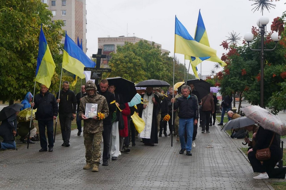 Несли квіти і схиляли голови у скорботі: на Нікопольщині сьогодні провели в останню путь Захисника (фото)
