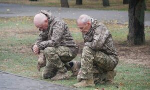 Несли квіти і схиляли голови у скорботі: на Нікопольщині сьогодні провели в останню путь Захисника (фото)