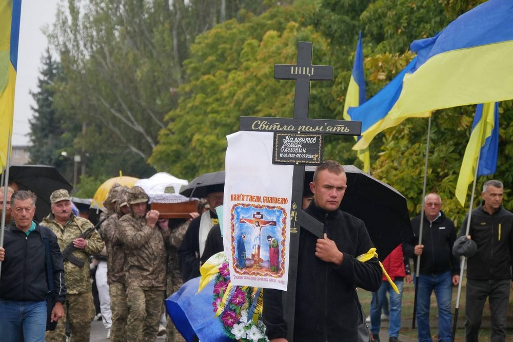Несли квіти і схиляли голови у скорботі: на Нікопольщині сьогодні провели в останню путь Захисника (фото)